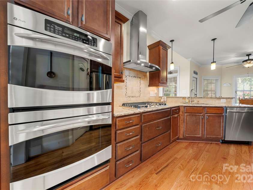 1012 Catawba Shores Drive, Rock Hill, SC 29730.  MLS# CAR4280757, YatesRealty ID 29723. Double oven