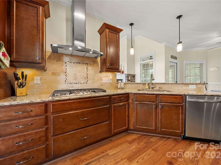 1012 Catawba Shores Drive, Rock Hill, SC 29730.  MLS# CAR4280757, YatesRealty ID 29723. Gas cooktop