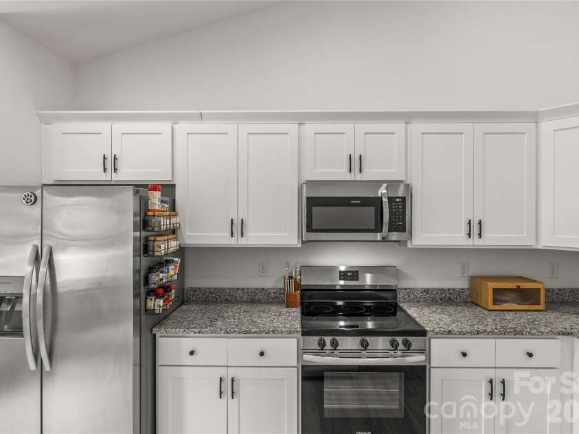 2412 Mintew Circle, Lincolnton, NC 28092.  MLS# CAR4387828, YatesRealty ID 29725. Kitchen(5)
