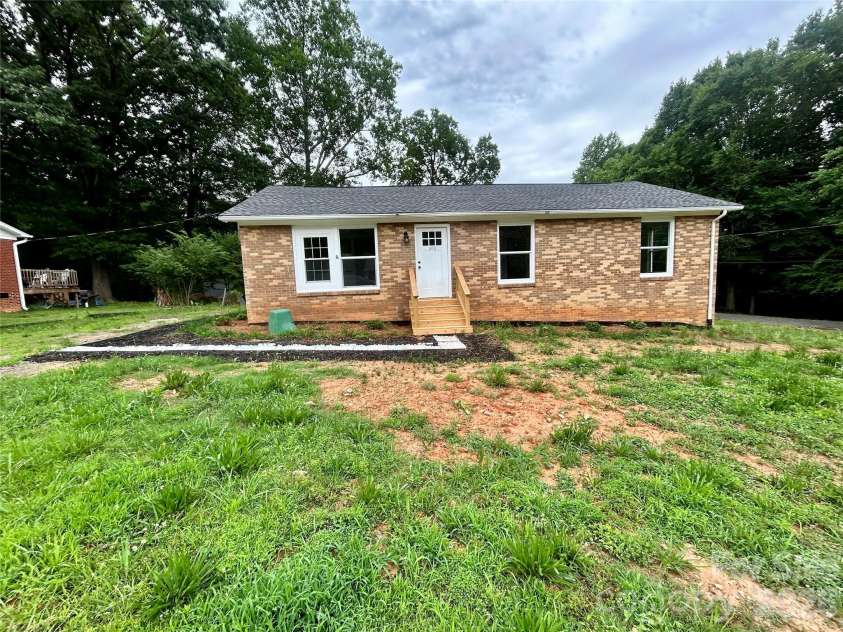 400 Ponderosa Road, Stanley, NC 28164.  MLS# CAR4388846, YatesRealty ID 29730. 