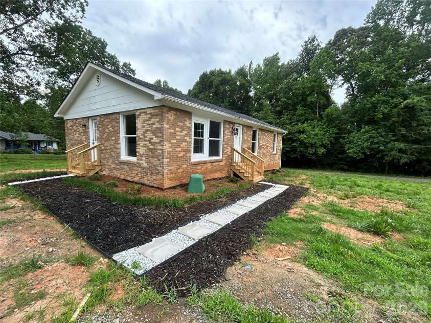 400 Ponderosa Road, Stanley, NC 28164.  MLS# CAR4388846, YatesRealty ID 29730. 
