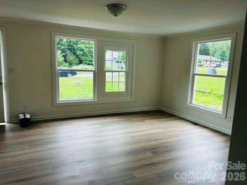 400 Ponderosa Road, Stanley, NC 28164.  MLS# CAR4388846, YatesRealty ID 29730. Living Room