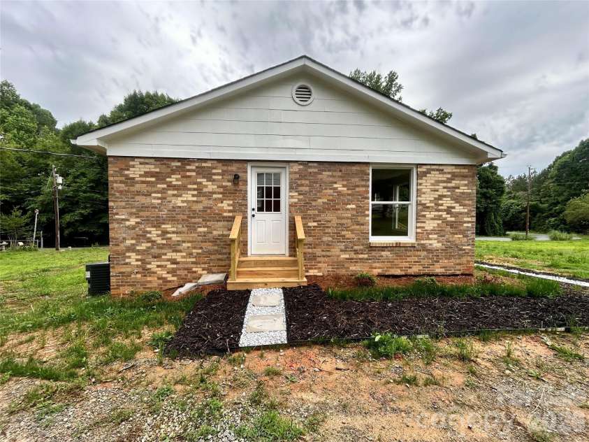400 Ponderosa Road, Stanley, NC 28164.  MLS# CAR4388846, YatesRealty ID 29730. Side door
