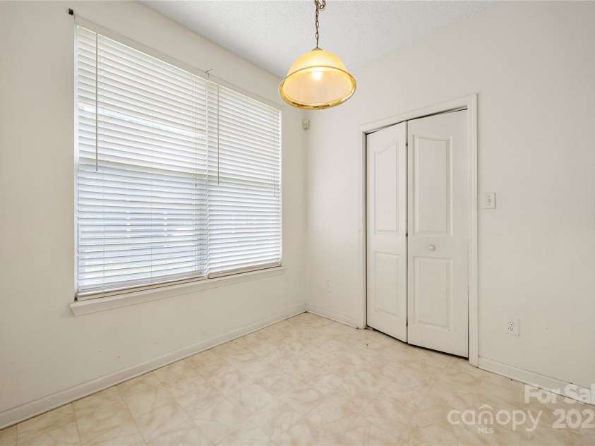 4033 Lakota Court, Charlotte, NC 28269.  MLS# CAR4286797, YatesRealty ID 29733. Breakfast area