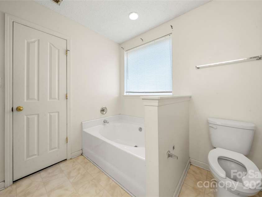 4033 Lakota Court, Charlotte, NC 28269.  MLS# CAR4286797, YatesRealty ID 29733. Primary bath with separate tub and shower and walk in closet