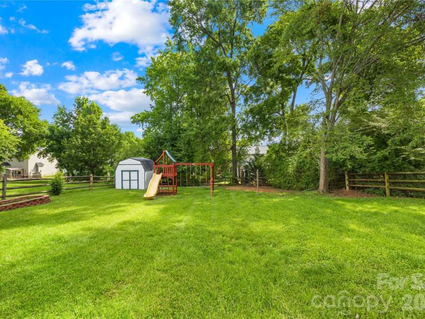 4710 Lenox Hill Place, Charlotte, NC 28269.  MLS# CAR4384984, YatesRealty ID 29734. 