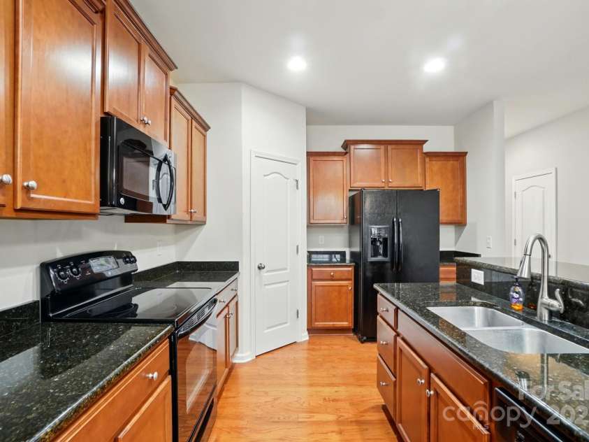 8230 Viewpoint Lane, Cornelius, NC 28031.  MLS# CAR4263809, YatesRealty ID 29734. Granite Countertops and Walk-in Pantry