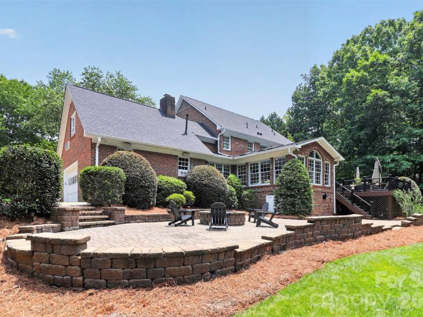 300 Quill Lane, Matthews, NC 28105.  MLS# CAR4391176, YatesRealty ID 29735. 