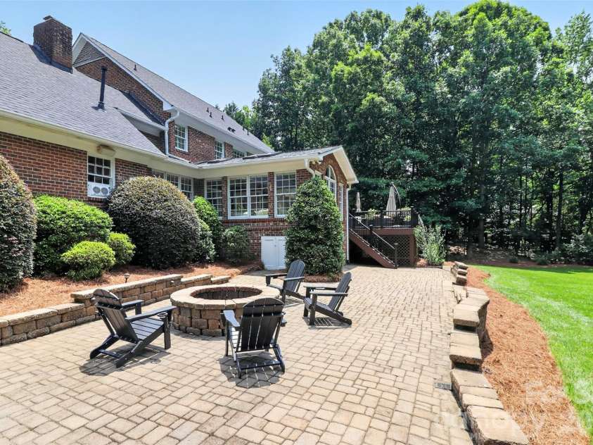 300 Quill Lane, Matthews, NC 28105.  MLS# CAR4391176, YatesRealty ID 29735. 