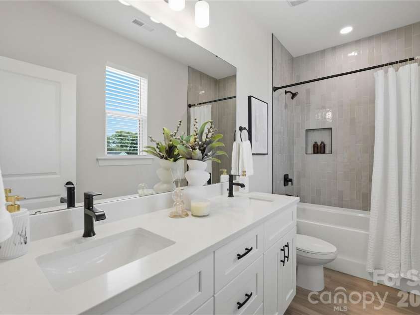 126 Chambwood Lane, Shelby, NC 28152.  MLS# CAR4379232, YatesRealty ID 29736. Primary Ensuite Bathroom