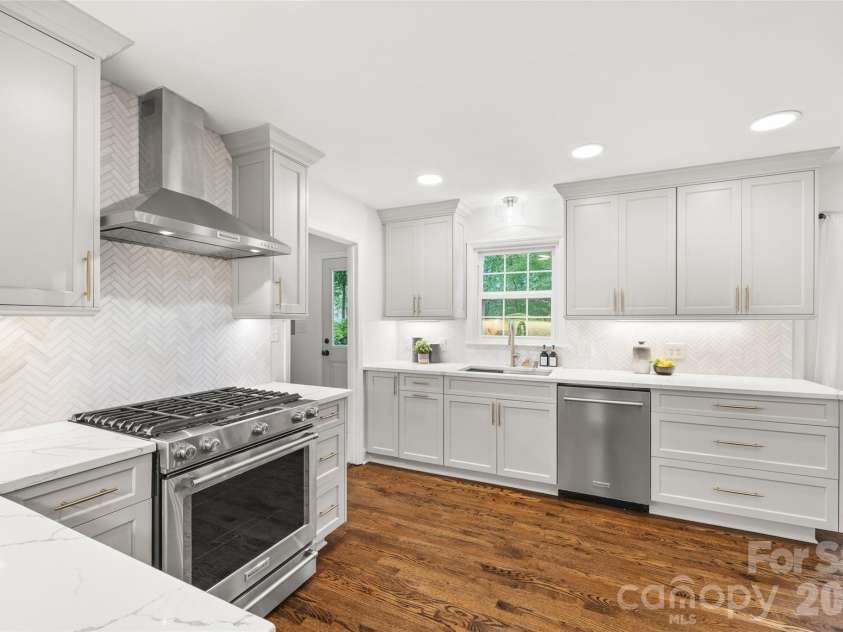 5617 Hillbrook Drive, Charlotte, NC 28226.  MLS# CAR4391314, YatesRealty ID 29738. 