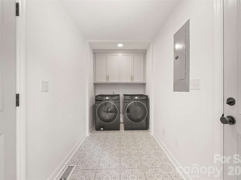5617 Hillbrook Drive, Charlotte, NC 28226.  MLS# CAR4391314, YatesRealty ID 29738. 