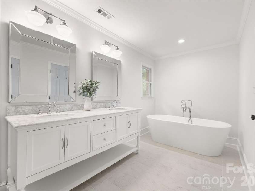 5617 Hillbrook Drive, Charlotte, NC 28226.  MLS# CAR4391314, YatesRealty ID 29738. 