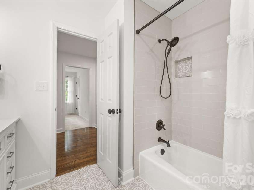 5617 Hillbrook Drive, Charlotte, NC 28226.  MLS# CAR4391314, YatesRealty ID 29738. 
