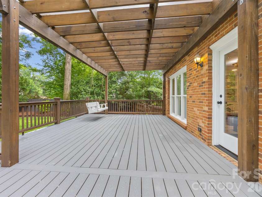 5617 Hillbrook Drive, Charlotte, NC 28226.  MLS# CAR4391314, YatesRealty ID 29738. 