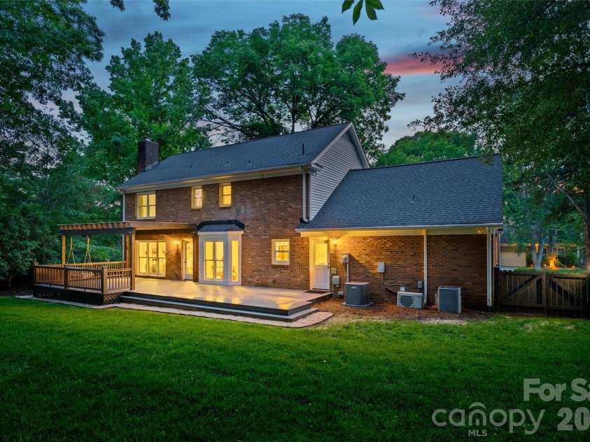 5617 Hillbrook Drive, Charlotte, NC 28226.  MLS# CAR4391314, YatesRealty ID 29738. 