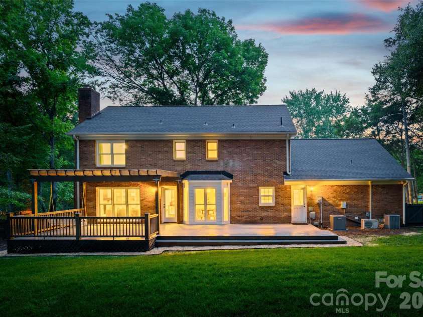 5617 Hillbrook Drive, Charlotte, NC 28226.  MLS# CAR4391314, YatesRealty ID 29738. 