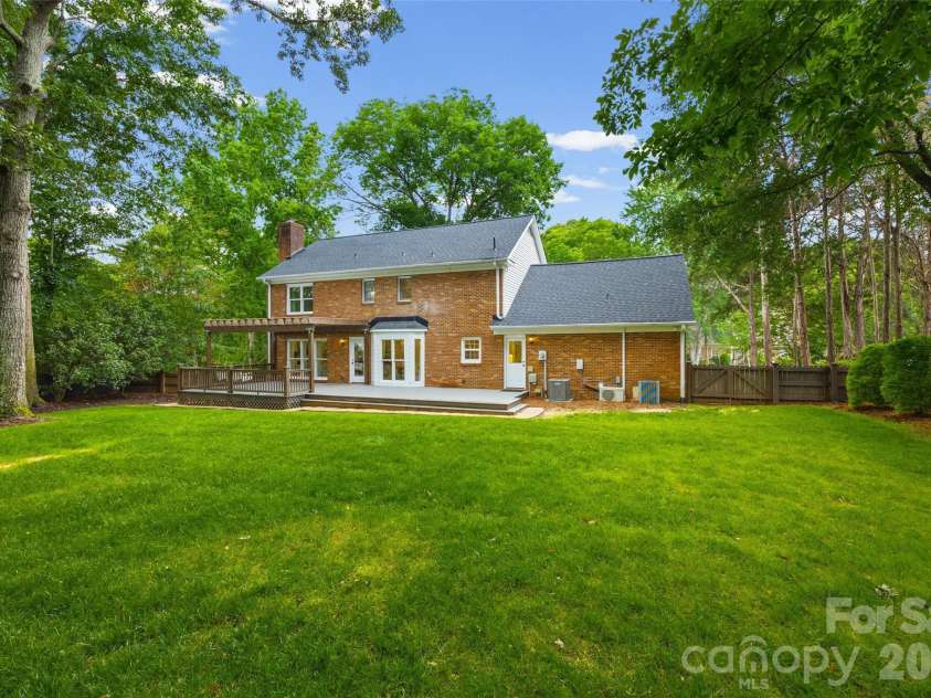 5617 Hillbrook Drive, Charlotte, NC 28226.  MLS# CAR4391314, YatesRealty ID 29738. 
