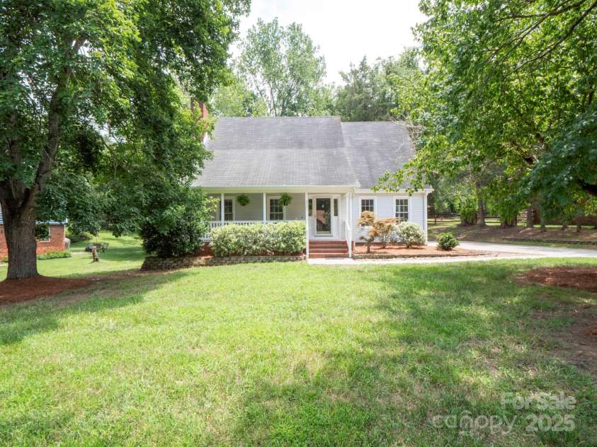 8301 Tifton Road, Charlotte, NC 28226.  MLS# CAR4275465, YatesRealty ID 29738. Charming Cape Cod cottage
