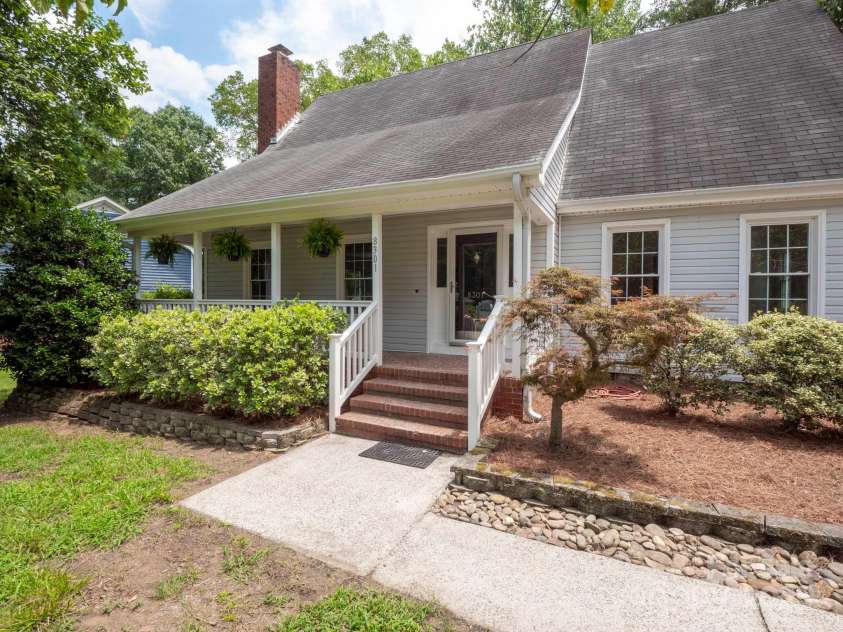 8301 Tifton Road, Charlotte, NC 28226.  MLS# CAR4275465, YatesRealty ID 29738. Fully renovated 3-bedroom, 2½-bath home with an en-suite primary bedroom located on the main level.