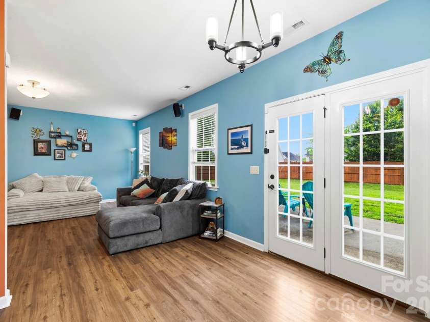 154 Haw River Road, Fletcher, NC 28732.  MLS# CAR4390072, YatesRealty ID 29743. Eat-in kitchen area 