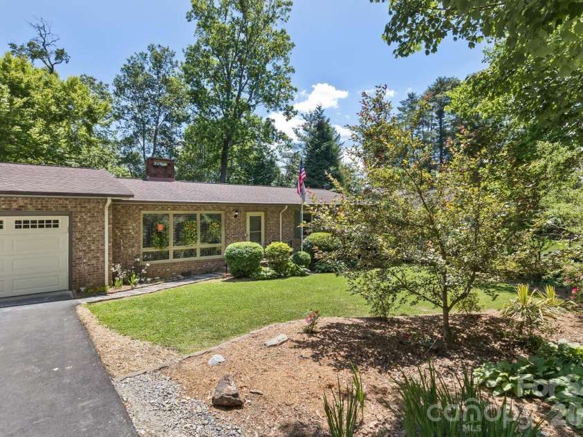 29 Greenwood Forest Drive, Etowah, NC 28729.  MLS# CAR4382718, YatesRealty ID 29748. Front entrance.