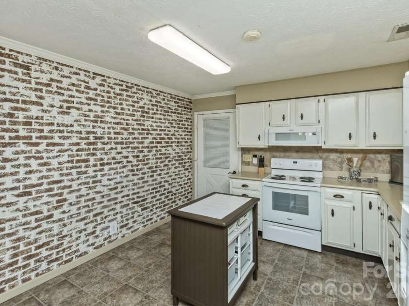 29 Greenwood Forest Drive, Etowah, NC 28729.  MLS# CAR4382718, YatesRealty ID 29748. Kitchen