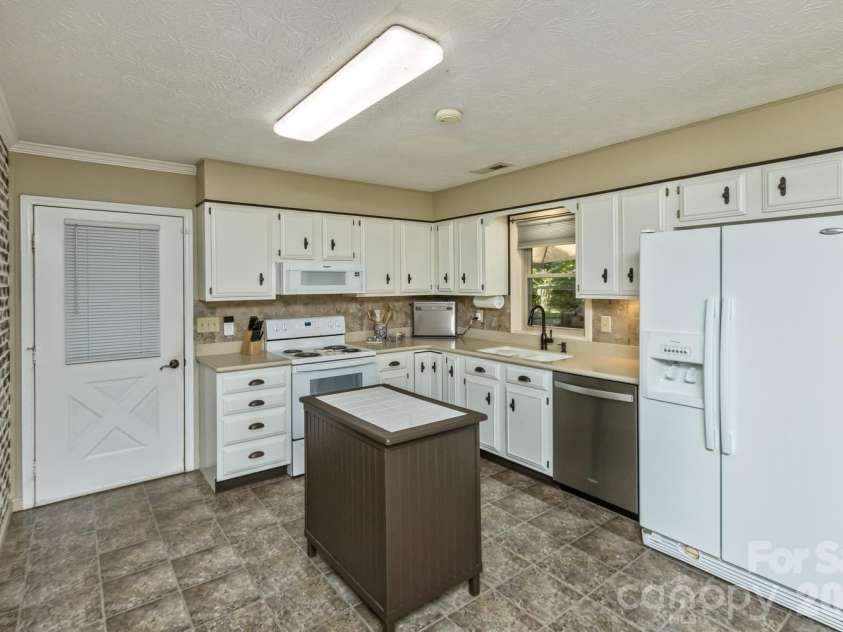 29 Greenwood Forest Drive, Etowah, NC 28729.  MLS# CAR4382718, YatesRealty ID 29748. Kitchen