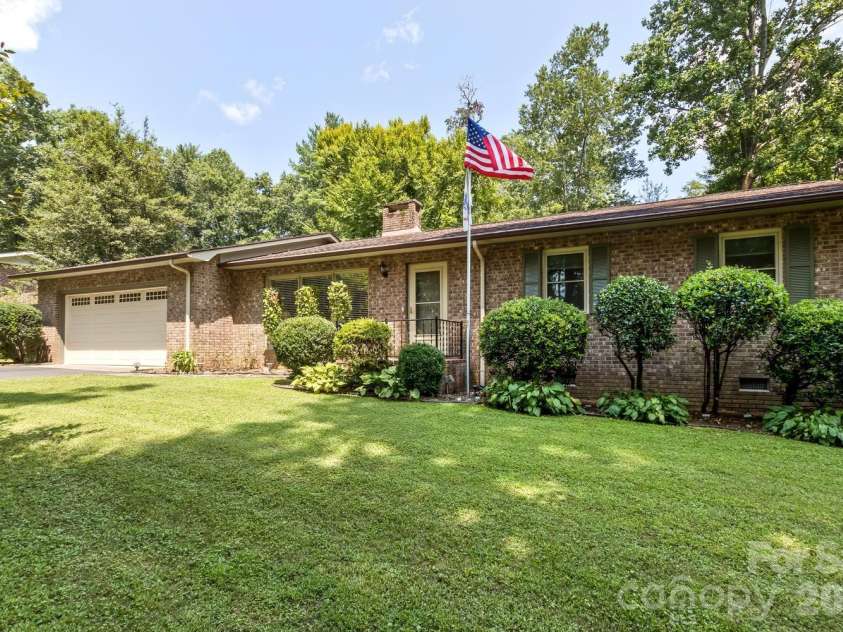 29 Greenwood Forest Drive, Etowah, NC 28729.  MLS# CAR4382718, YatesRealty ID 29748. Welcome home!