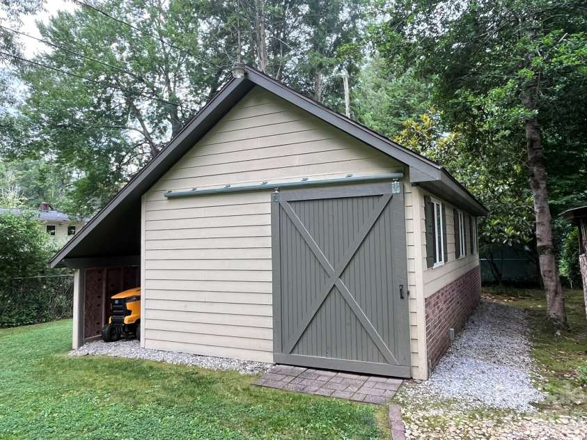 29 Greenwood Forest Drive, Etowah, NC 28729.  MLS# CAR4382718, YatesRealty ID 29748. Workshop