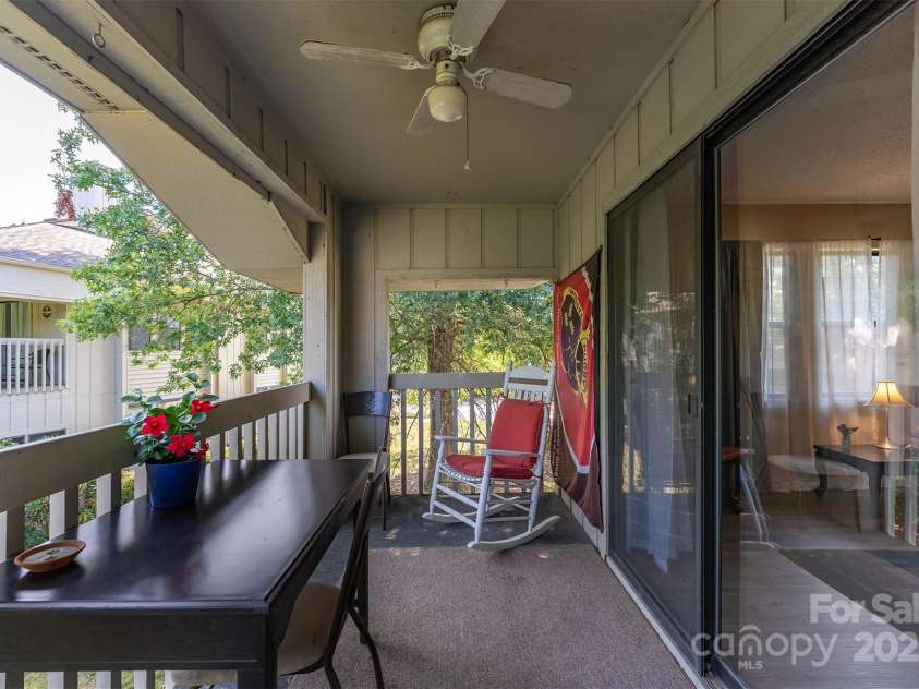 806 Abbey Circle, Asheville, NC 28805.  MLS# CAR4274112, YatesRealty ID 29751. Easy deck access directly from the living room