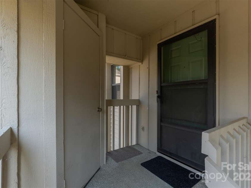 806 Abbey Circle, Asheville, NC 28805.  MLS# CAR4274112, YatesRealty ID 29751. Extra storage!