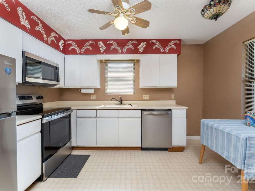 806 Abbey Circle, Asheville, NC 28805.  MLS# CAR4274112, YatesRealty ID 29751. Kitchen with natural light