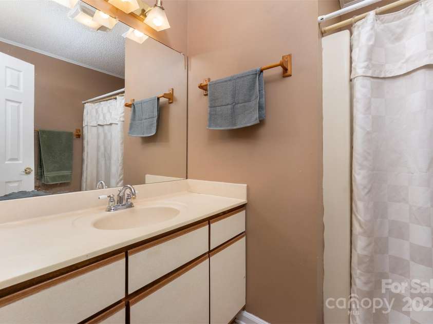 806 Abbey Circle, Asheville, NC 28805.  MLS# CAR4274112, YatesRealty ID 29751. Primary bathroom