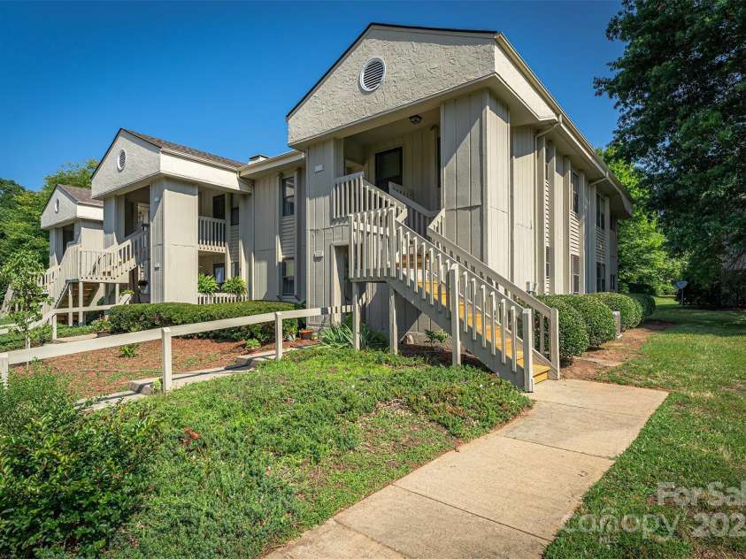 806 Abbey Circle, Asheville, NC 28805.  MLS# CAR4274112, YatesRealty ID 29751. Upper level - end Unit!