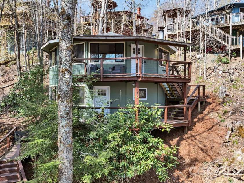 109 Beechwood Lane, Beech Mountain, NC 28604.  MLS# CAR4381094, YatesRealty ID 29754. 