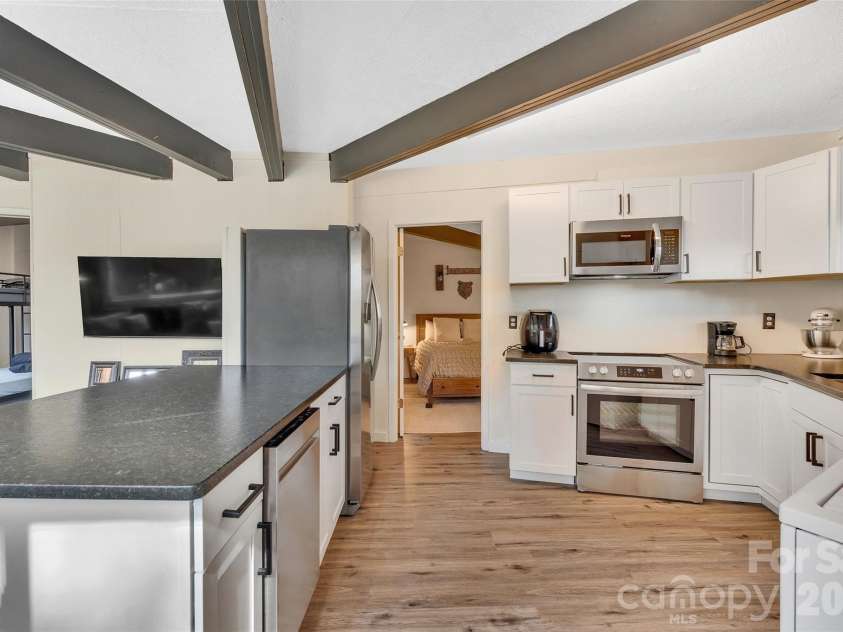 109 Beechwood Lane, Beech Mountain, NC 28604.  MLS# CAR4381094, YatesRealty ID 29754. 