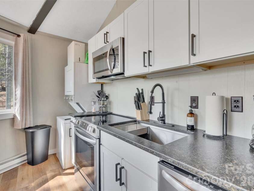 109 Beechwood Lane, Beech Mountain, NC 28604.  MLS# CAR4381094, YatesRealty ID 29754. 