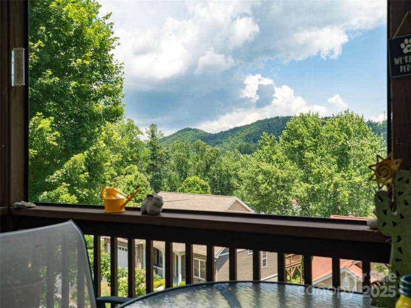 31 Headwater Drive, Hendersonville, NC 28739.  MLS# CAR4278484, YatesRealty ID 29755. 