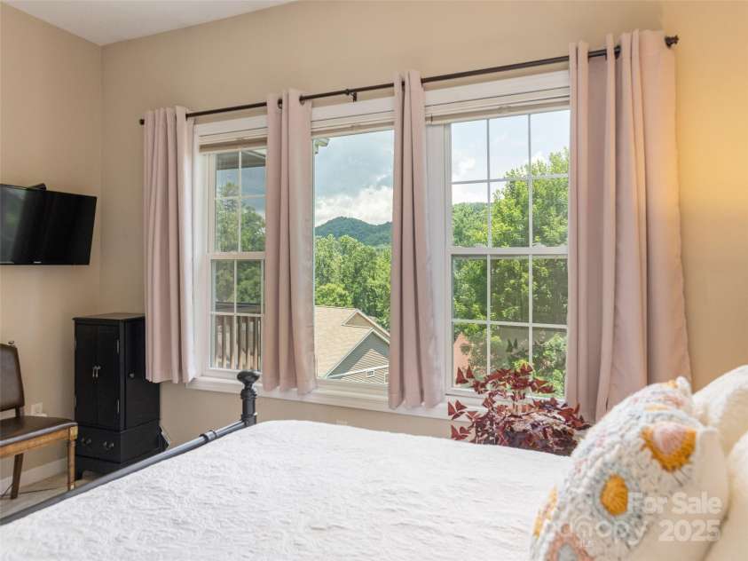 31 Headwater Drive, Hendersonville, NC 28739.  MLS# CAR4278484, YatesRealty ID 29755. 