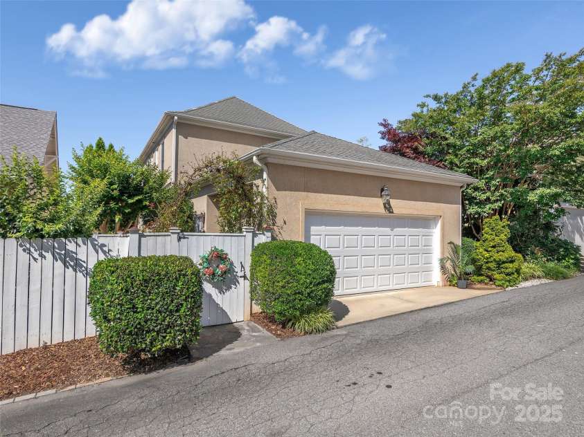 206 Leucothoe Lane, Asheville, NC 28803.  MLS# CAR4281076, YatesRealty ID 29757. 