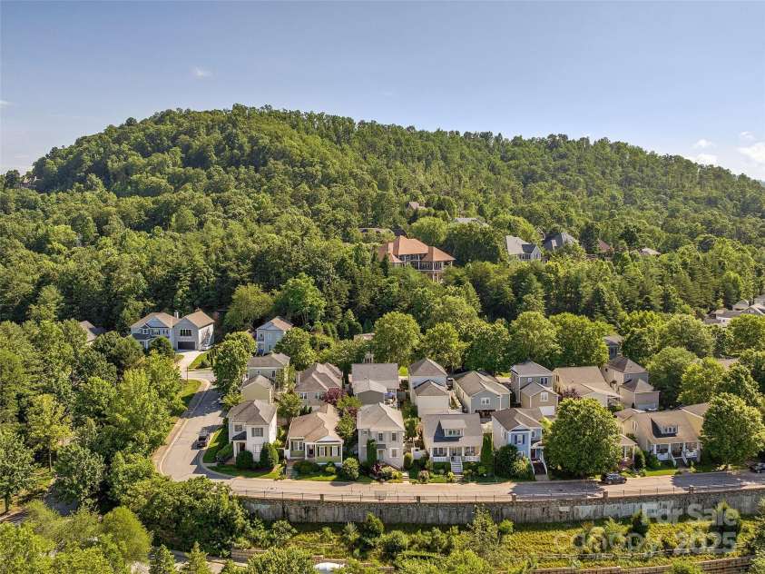 206 Leucothoe Lane, Asheville, NC 28803.  MLS# CAR4281076, YatesRealty ID 29757. 