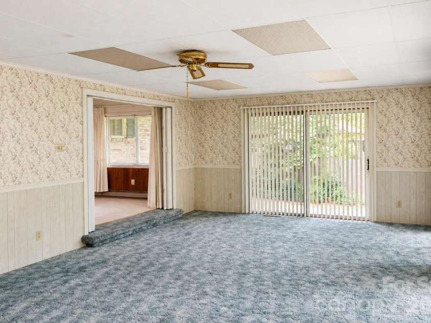 328 Brookwood Drive, Salisbury, NC 28146.  MLS# CAR4391384, YatesRealty ID 29759. Great Room