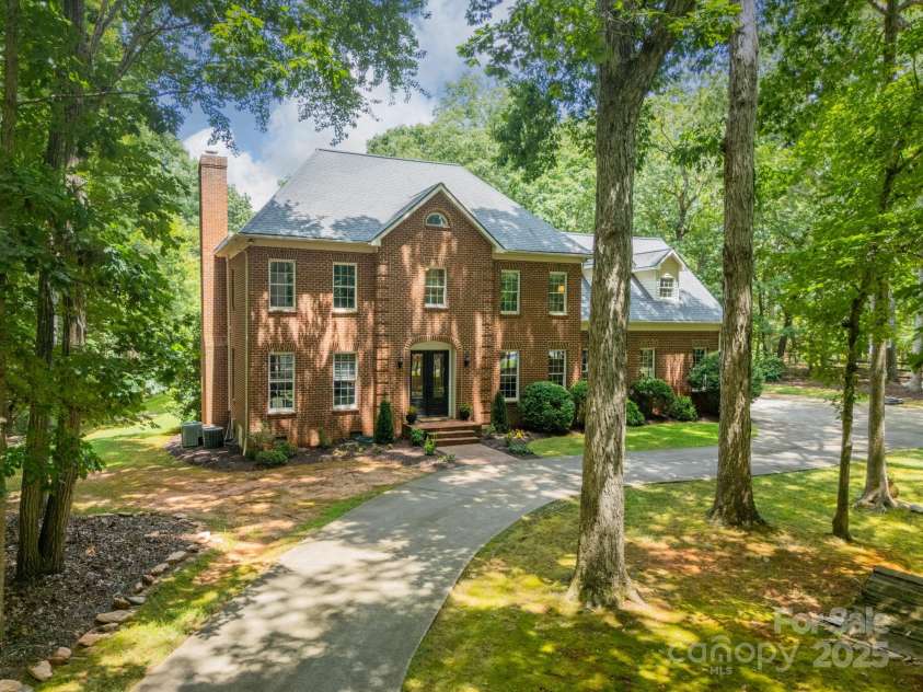 3307 Sandalwood Lane, Waxhaw, NC 28173.  MLS# CAR4281733, YatesRealty ID 29759. 