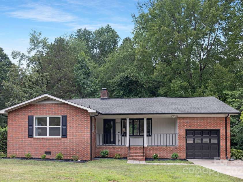 605 Magnolia Street, Mooresville, NC 28115.  MLS# CAR4282553, YatesRealty ID 29760. Brick ranch with mid century modern flare