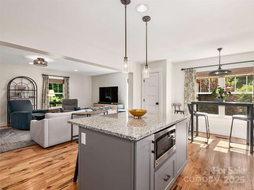 149 Courtland Avenue, Asheville, NC 28801.  MLS# CAR4283116, YatesRealty ID 29761. 