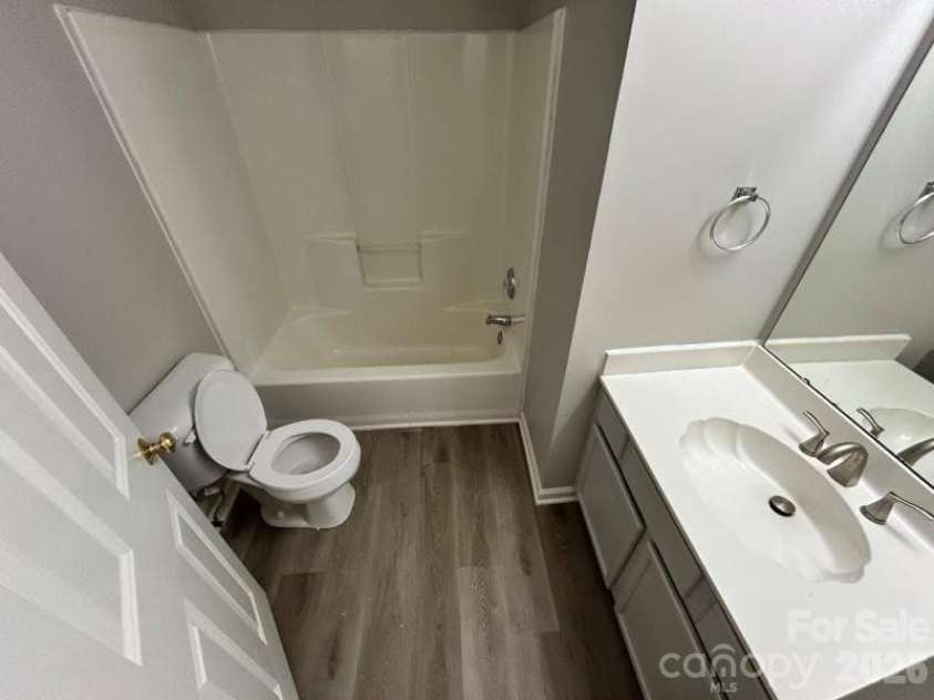 821 Lakehill Road, Charlotte, NC 28214.  MLS# CAR4392404, YatesRealty ID 29762. Bathroom 2