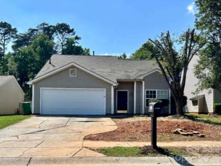 821 Lakehill Road, Charlotte, NC 28214.  MLS# CAR4392404, YatesRealty ID 29762. Exterior Front