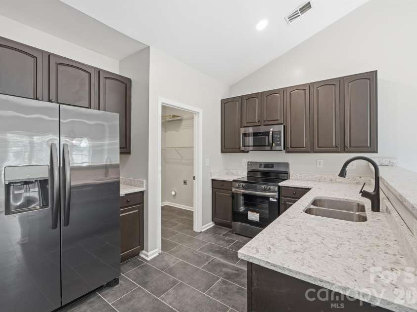 13409 Planters Row Drive, Charlotte, NC 28278.  MLS# CAR4392275, YatesRealty ID 29766. 