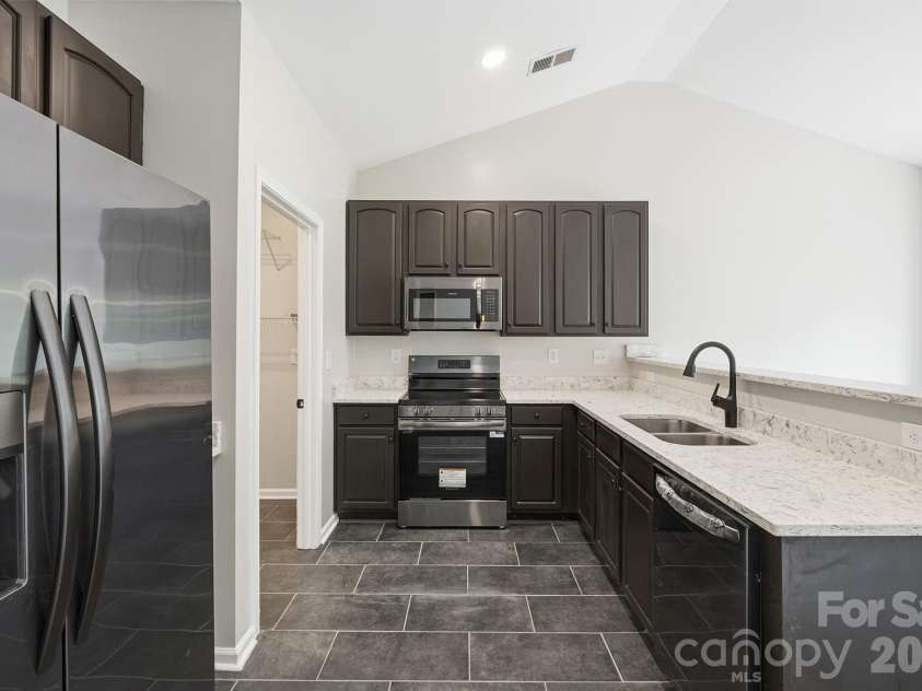 13409 Planters Row Drive, Charlotte, NC 28278.  MLS# CAR4392275, YatesRealty ID 29766. Kitchen